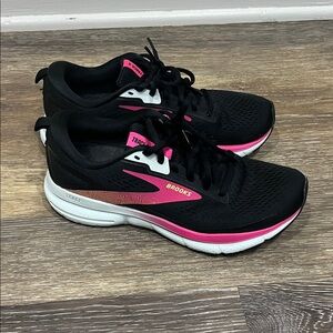 Brooks Women's Black and Pink Trace3 Shoes